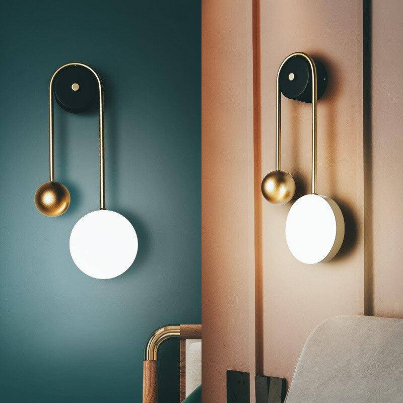 Lámpara de pared design con bola dorada y disco luminoso