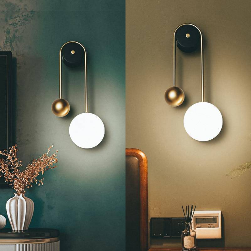 Applique murale design à LED avec boule dorée et disque lumineux