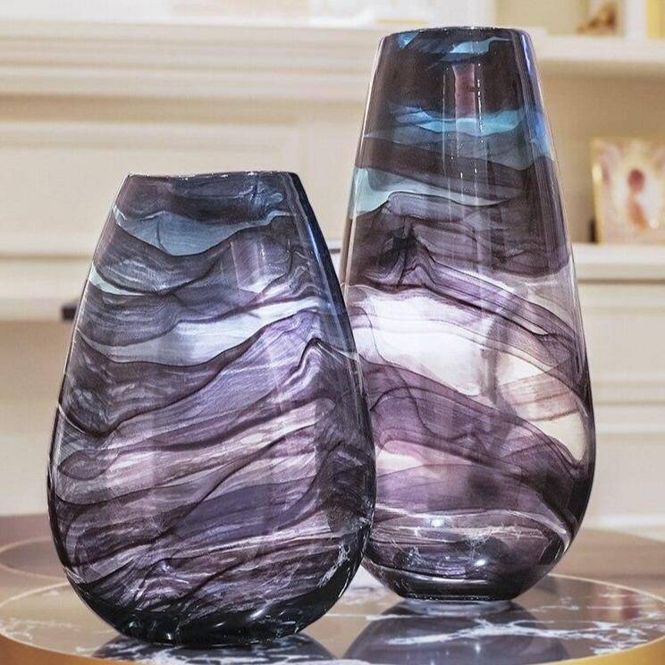 Jarrón design de cristal morado, estilo abstracto