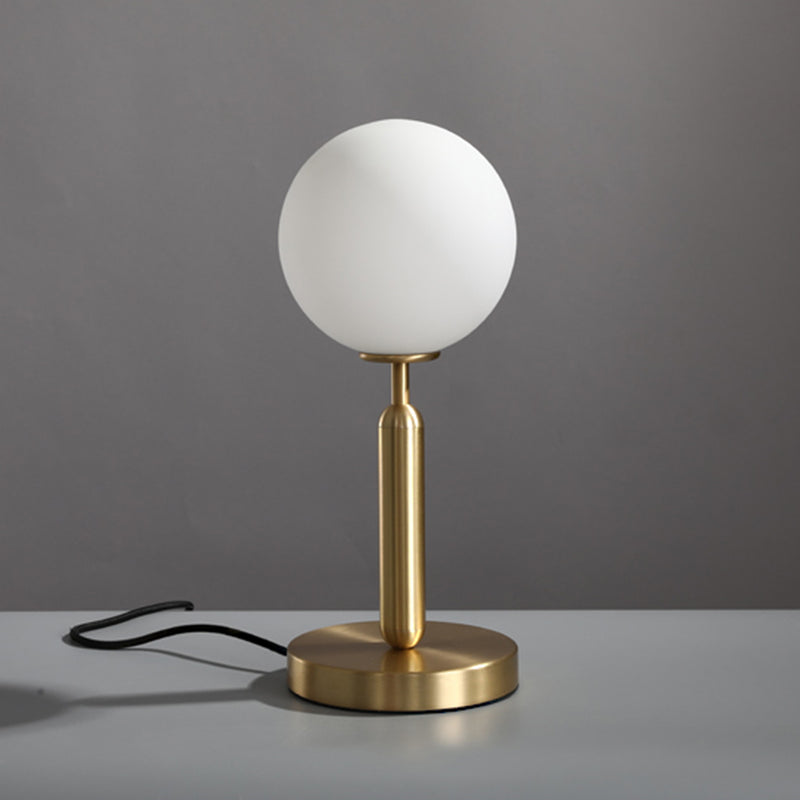 Lampe à poser avec lumière ronde et base dorée Ivy