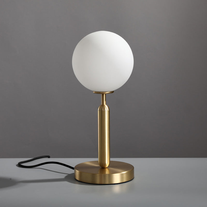 Table lamp with round light and gold base Ivy