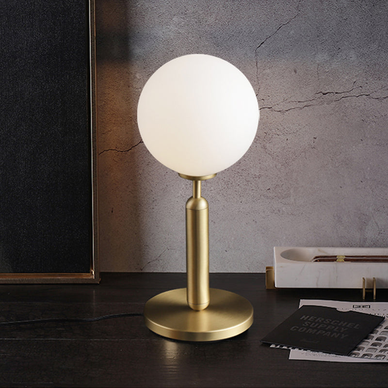 Table lamp with round light and gold base Ivy