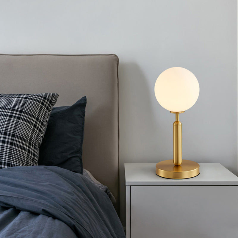 Lampe à poser avec lumière ronde et base dorée Ivy