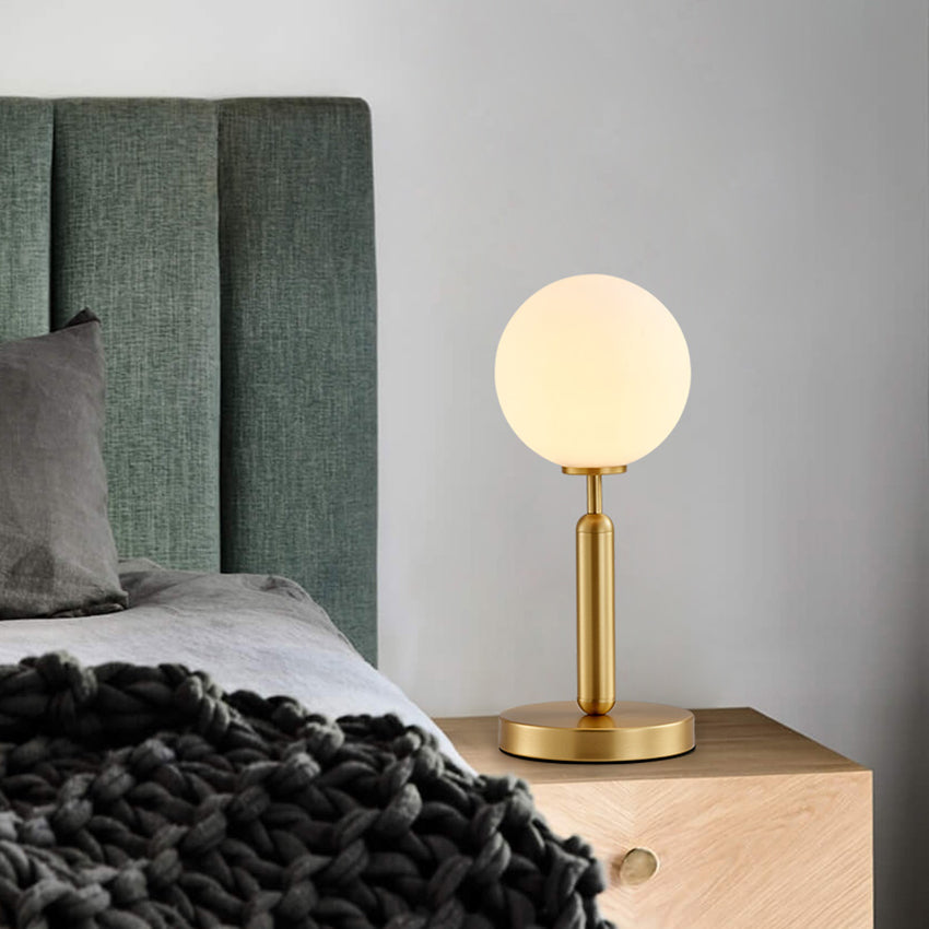 Lampe à poser avec lumière ronde et base dorée Ivy - vue 7 sur 8
