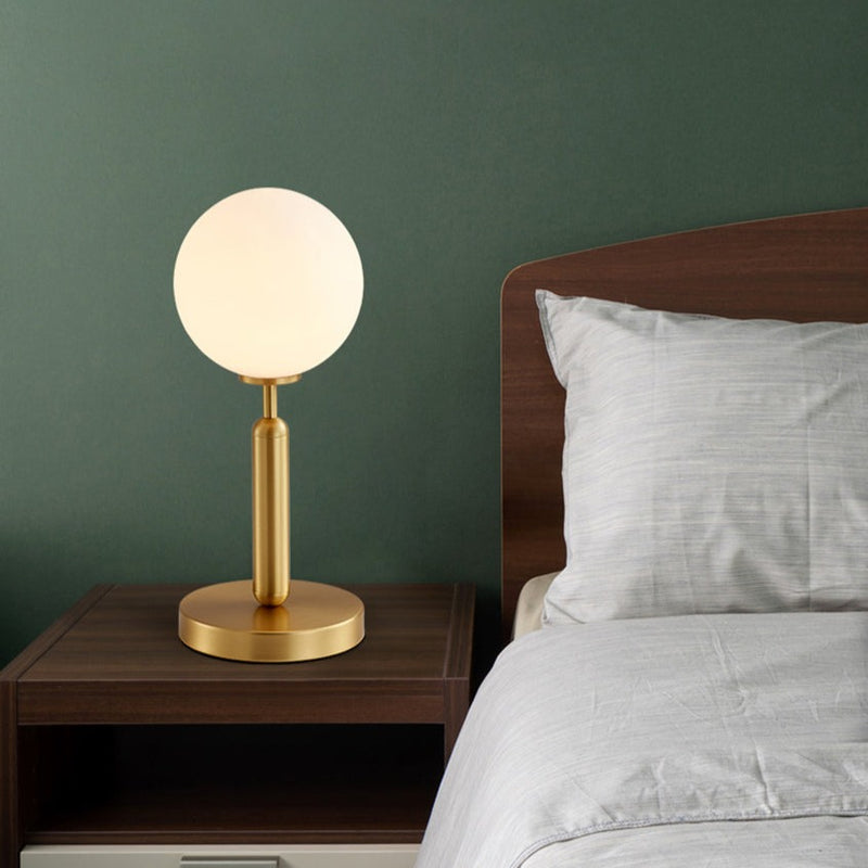 Lámpara de mesa con luz redonda y base dorada Ivy