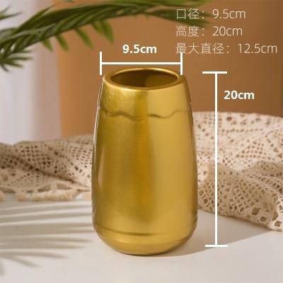 Vase design en céramique dorée au style géométrique - vue 6 sur 11