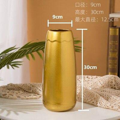 Vase design en céramique dorée au style géométrique - vue 8 sur 11