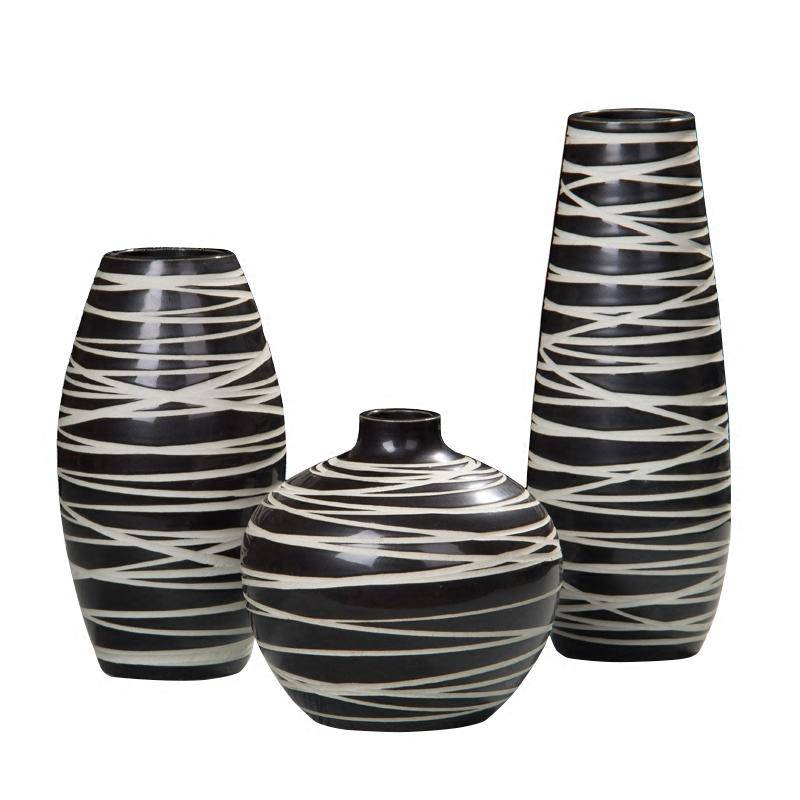 Vase design en céramique noire style zèbre