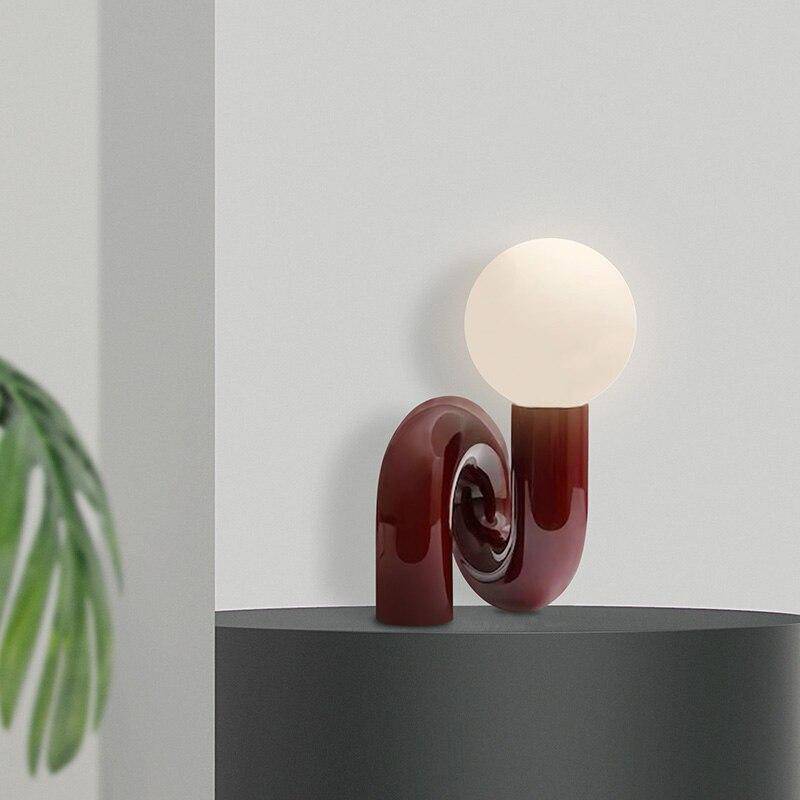 Lampe à poser design à LED en métal rouge avec boule en verre Mao