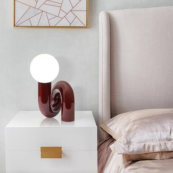 Lampe à poser design à LED en métal rouge avec boule en verre Mao