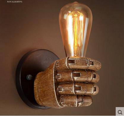 Aplique de madera en forma de mano con lámpara Edison