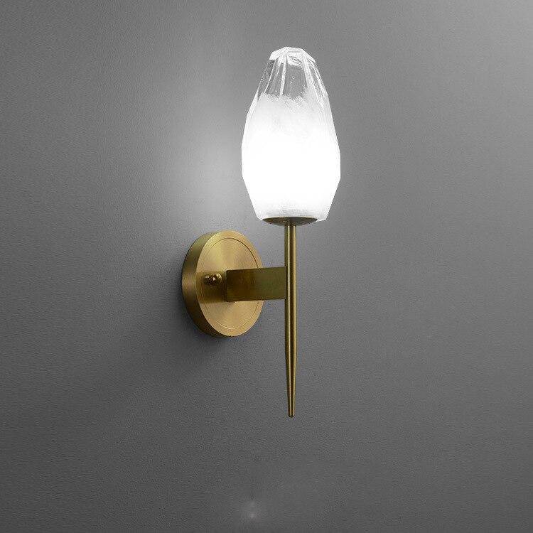 Applique murale design LED dorée avec abat-jour cristal