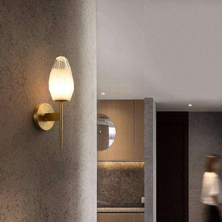 Applique murale design LED dorée avec abat-jour cristal