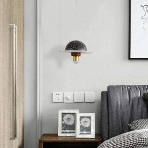 Suspension design à LED en marbre noir et blanc et métal doré - vue 4 sur 9