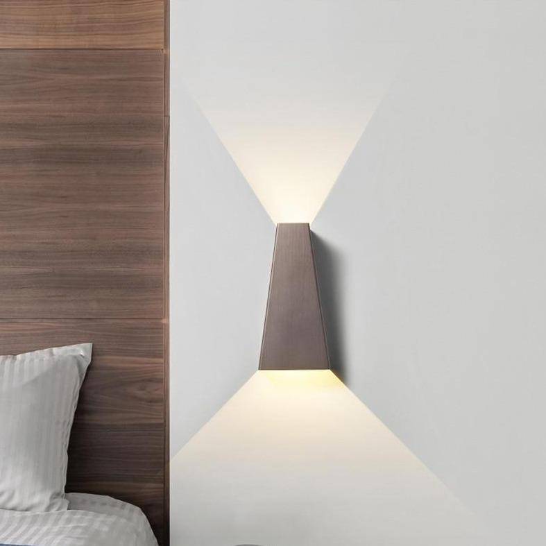 Applique murale design à LED en métal brossé style géométrique