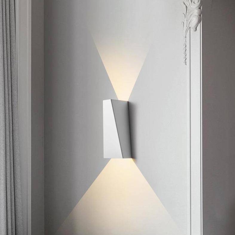 Applique murale design à LED en métal brossé style géométrique