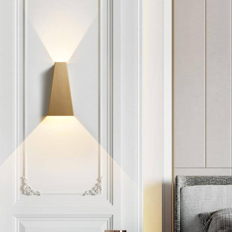 Applique murale design à LED en métal brossé style géométrique