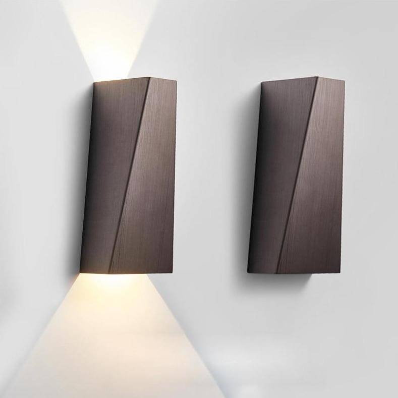 Applique murale design à LED en métal brossé style géométrique