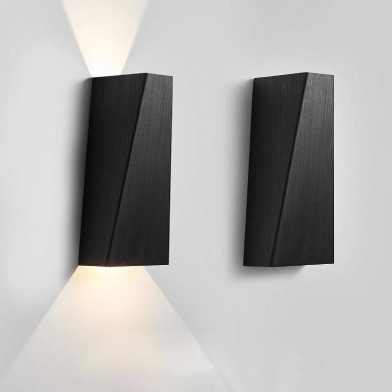 Applique murale design à LED en métal brossé style géométrique