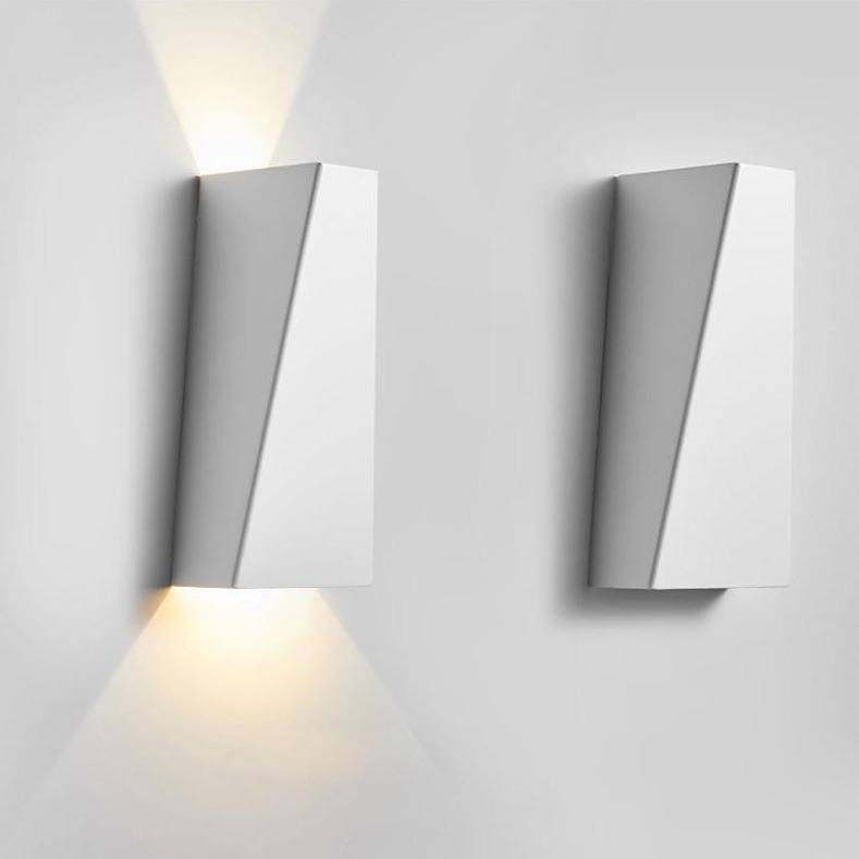 Applique murale design à LED en métal brossé style géométrique