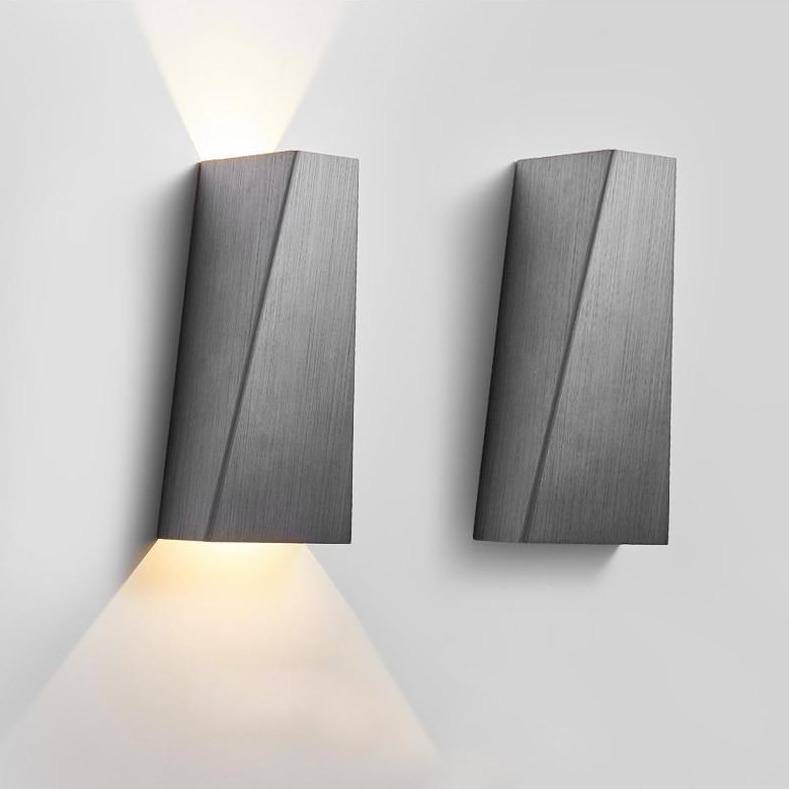 Applique murale design à LED en métal brossé style géométrique