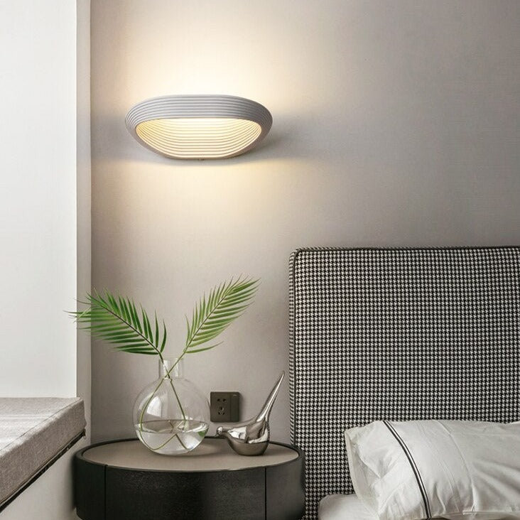 Lámpara de pared design ovalada y de metal laminado Karina