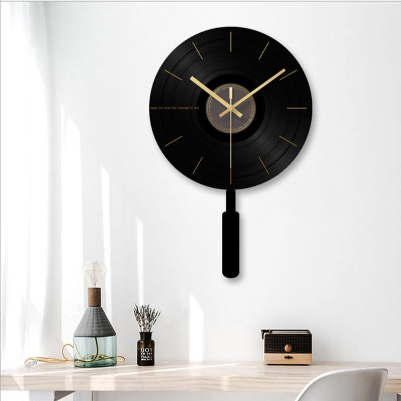 Horloge murale ronde design noire et aiguilles dorées 30cm
