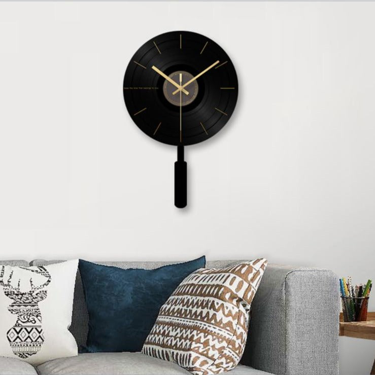 Horloge murale ronde design noire et aiguilles dorées 30cm