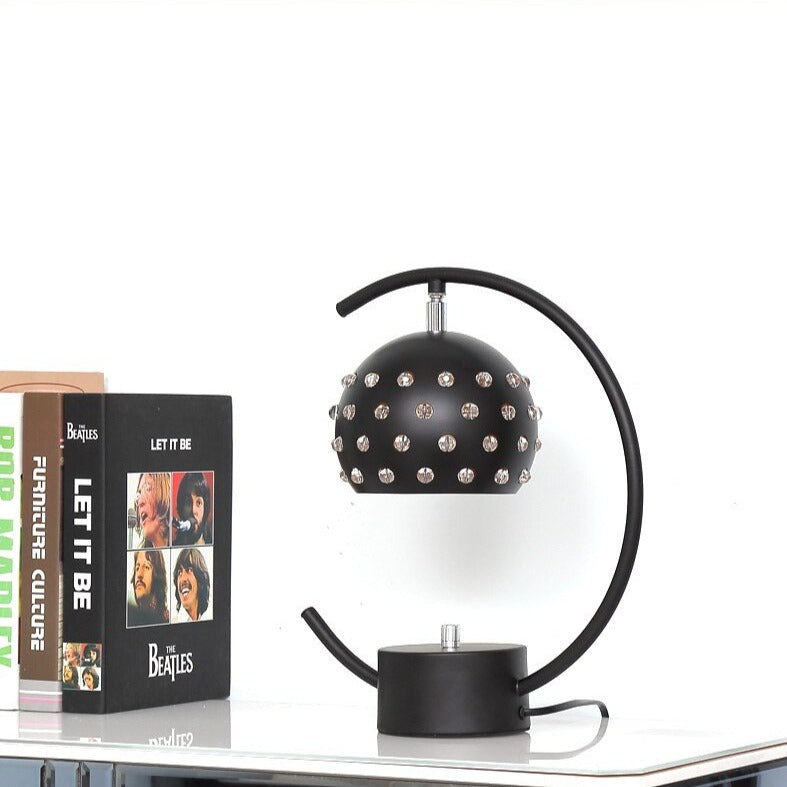 Lámpara de sobremesa de metal con pantalla de disco Nest