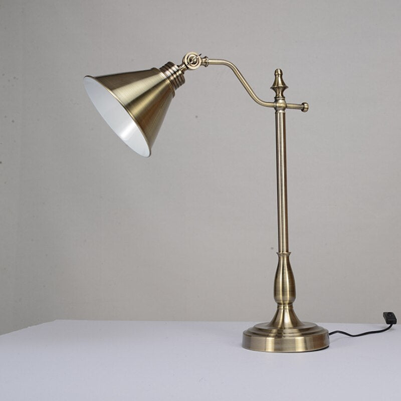 Lampe à poser vintage avec abat-jour conique en métal Nevula