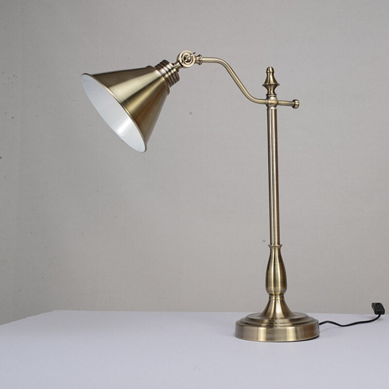 Lámpara de mesa vintage con pantalla metálica cónica Nevula