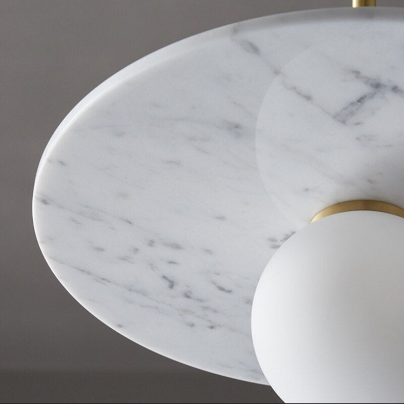 Suspension design avec abat-jour plat en marbre Gianna