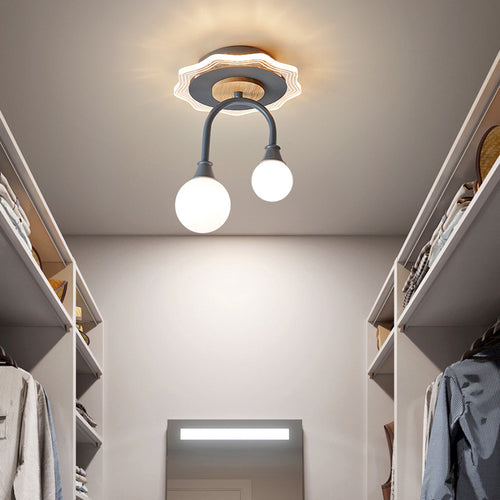 Plafonnier design avec des formes originales en métal Basil