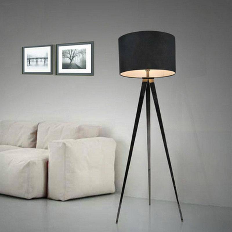 Lámpara de pie design Luxe con tres patas y pantalla de tela negra