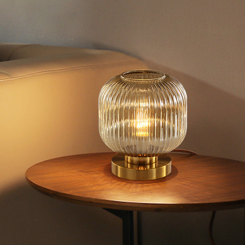 Lampe à poser cylindrique en verre coloré et base dorée Quinn - vue 6 sur 13