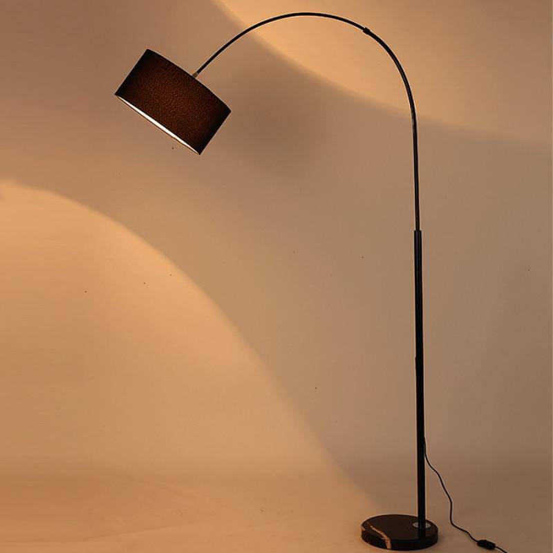 Lámpara de pie moderna con pantalla redonda en tejido de acero