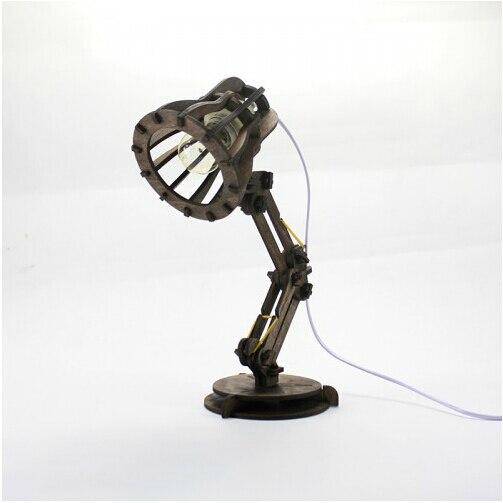Lámpara de escritorio de madera en estilo rústico de Pixar