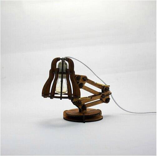 Lampe de bureau en bois style Pixar rustique - vue 3 sur 5