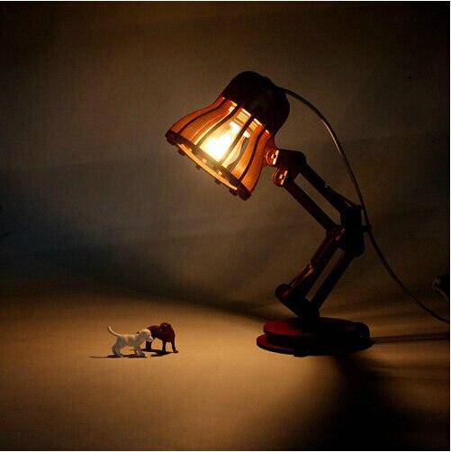 Lampe de bureau en bois style Pixar rustique