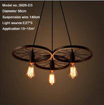 Suspension antique et rustique en forme de roue avec lampes apparantes