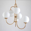 Lustre design avec branches dorées et boule de verre