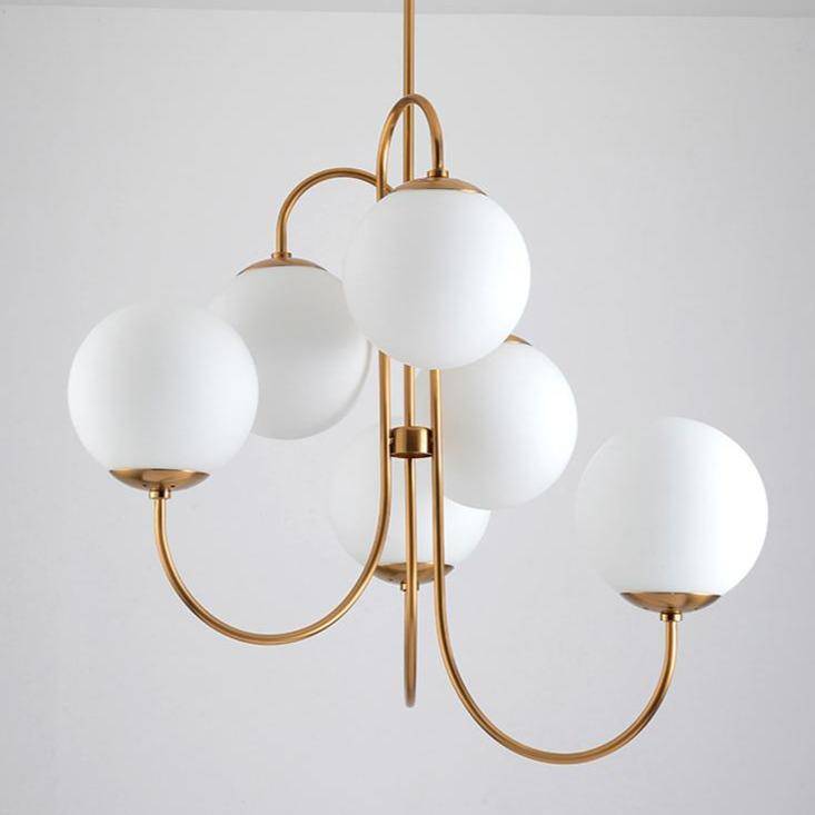 Lustre design avec branches dorées et boule de verre