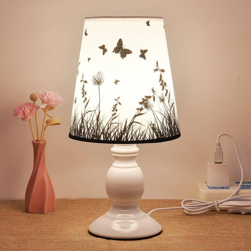 Lampe de chevet blanche avec abat-jour en tissu avec papillon et fleurs