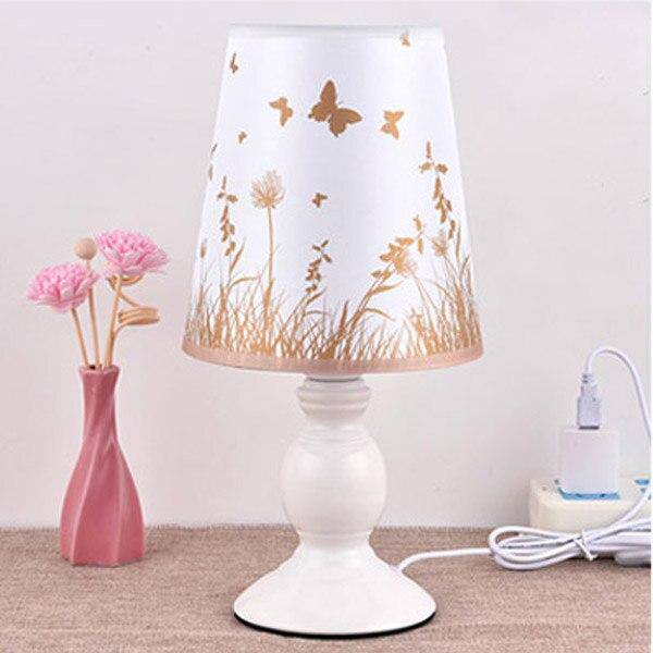 Lampe de chevet blanche avec abat-jour en tissu avec papillon et fleurs