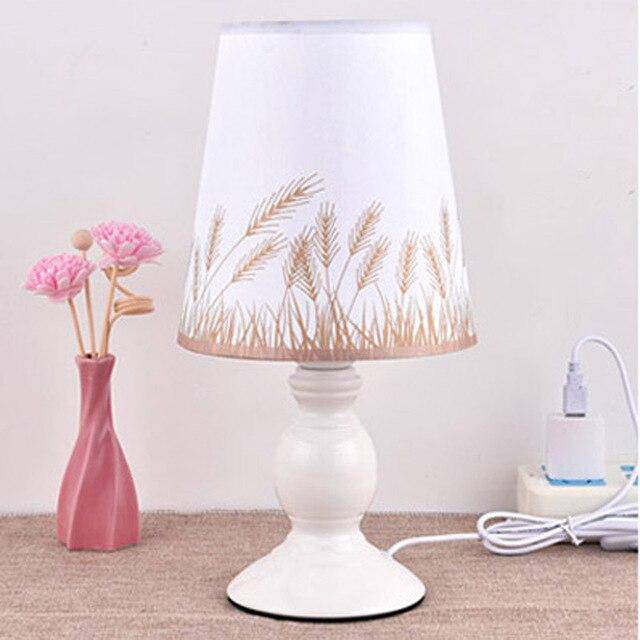 Lampe de chevet blanche avec abat-jour en tissu avec papillon et fleurs