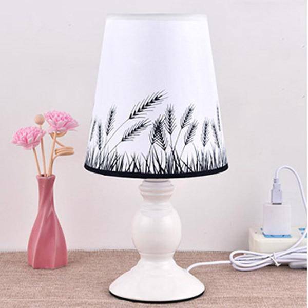 Lampe de chevet blanche avec abat-jour en tissu avec papillon et fleurs