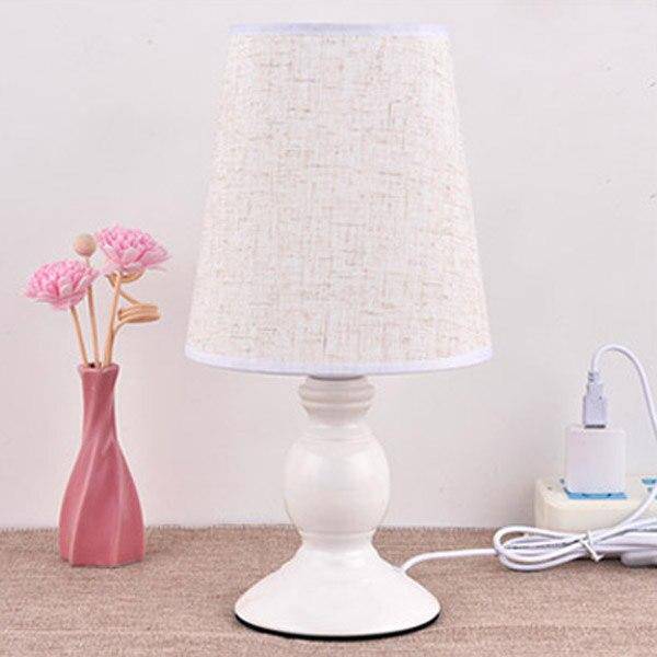 Lampe de chevet blanche avec abat-jour en tissu avec papillon et fleurs