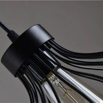 Suspension design industriel avec lampe en cage