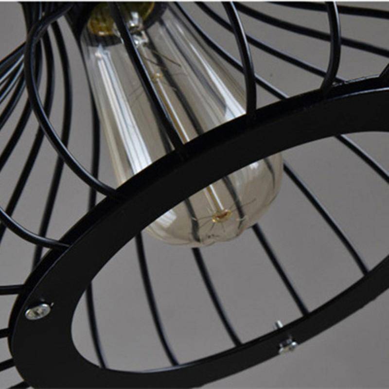 Suspension design industriel avec lampe en cage