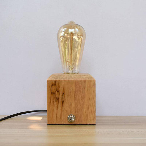 Lámpara de escritorio o de cabecera con base cúbica de madera